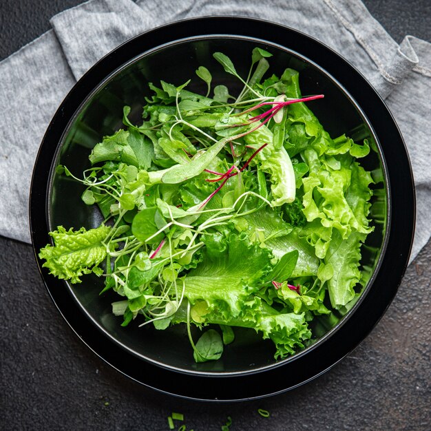 Resh salade mix laat kruiden vitamine aperitief vers klaar om te eten maaltijd snack op tafel kopieer ruimte