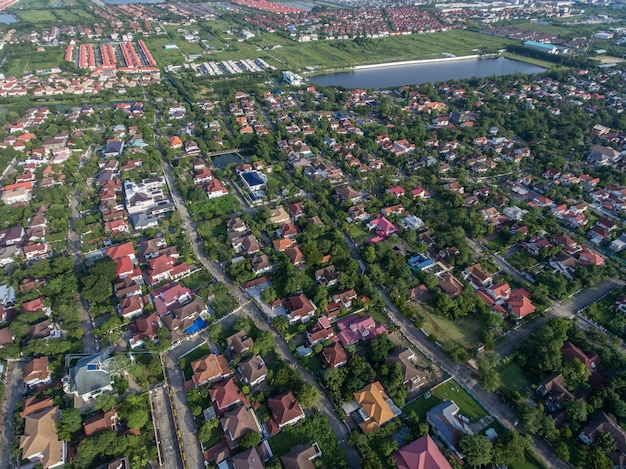 Veduta aerea residenziale. settore immobiliare, terreno e proprietà immobiliari.