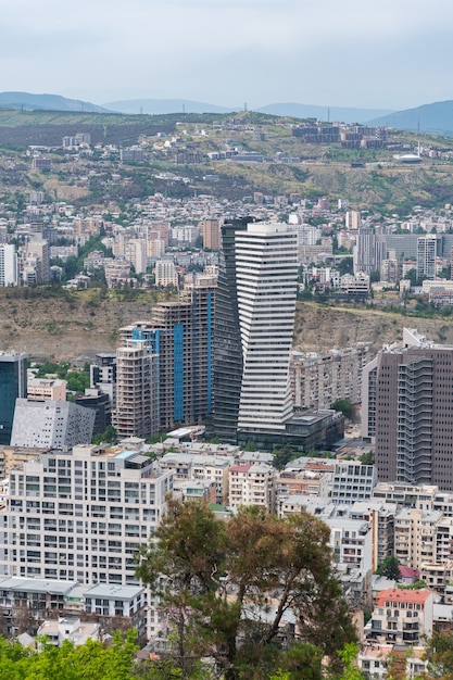 多階建ての建物があるトビリシの住宅地