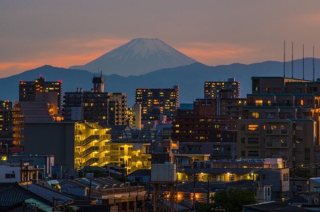 Foto area residenziale di tokyo e mtfuji al crepuscolo