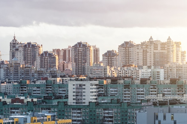 Photo residential arrays of high-rise buildings on the horizon.