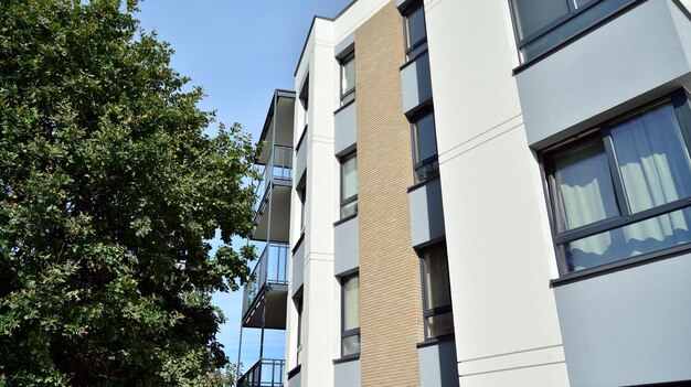 Foto edificio residenziale su sfondo cielo facciata di una moderna costruzione abitativa con balconi