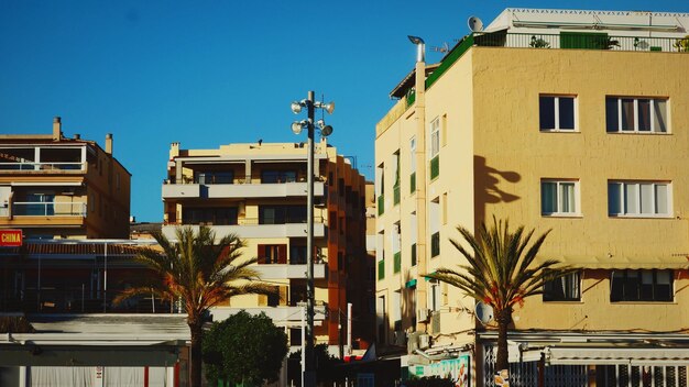 Foto edifici residenziali contro il cielo blu