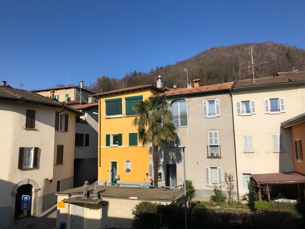 Foto edifici residenziali contro un cielo blu limpido