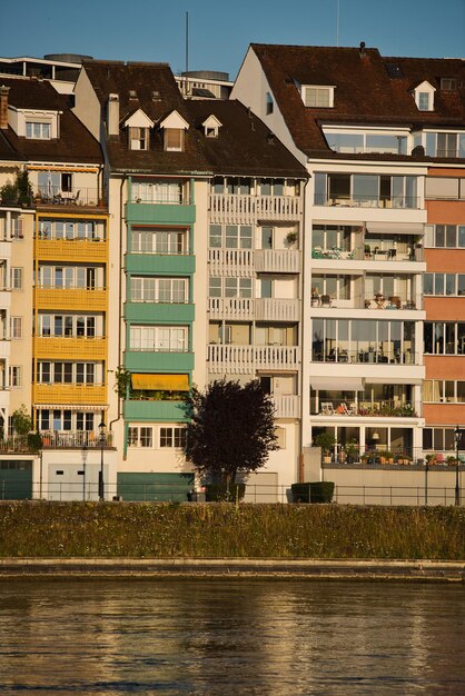 写真 空に照らされた住宅ビル