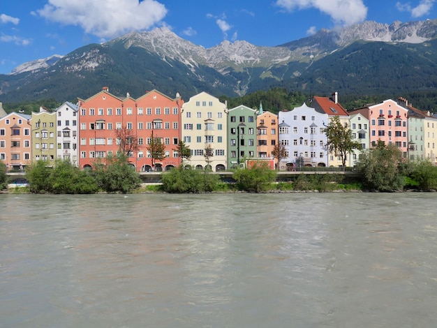 Foto edifici residenziali da montagne contro il cielo