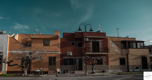空に照らされた街の住居建物
