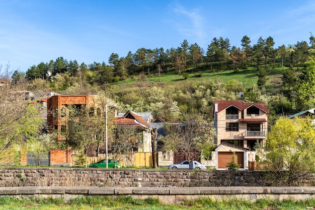 Photo residential home and buildings on getapnya street with hill and blue sky background