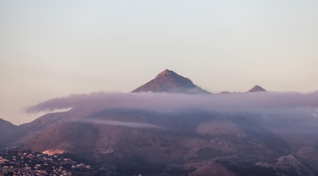 イタリア シチリア島パレルモの山を背景に都市の住宅