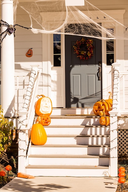 Casa residenziale decorata per le vacanze di halloween.