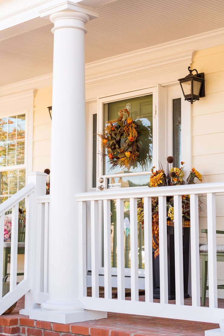 Photo residential house decorated for halloween holiday.
