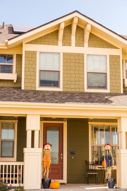 Photo residential house decorated for halloween holiday.