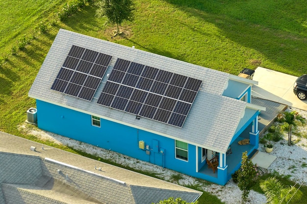 교외 농촌 지역에서 깨끗한 생태 전기 에너지를 생산하기 위해 태양광 패널로 덮인 옥상이 있는 주거용 주택 자율 주택 개념