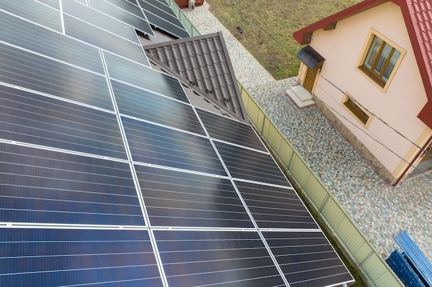 Foto casa residenziale con tetto ricoperto di pannelli solari fotovoltaici per la produzione di energia elettrica ecologica pulita in un'area rurale suburbana concetto di casa autonoma