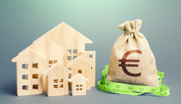 Жилые дома и мешок денег евро