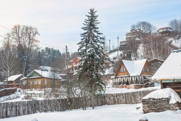 푸른 하늘 아래 겨울 날에 비추어 Plyos의 산비탈에있는 주거용 주택 및 호텔