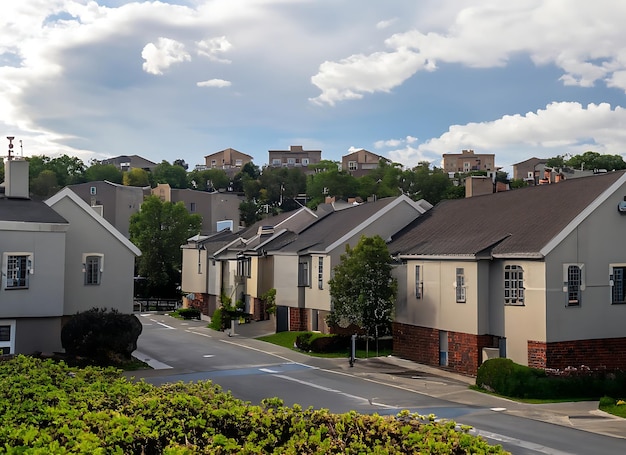 Photo residential neighborhood on a day with cloudy sky