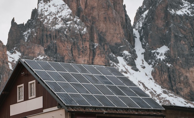 住宅用太陽光発電システム 太陽光を直接電気に変換するPV 太陽電池 屋外にソーラーパネルを備えた美しい家 賃貸不動産