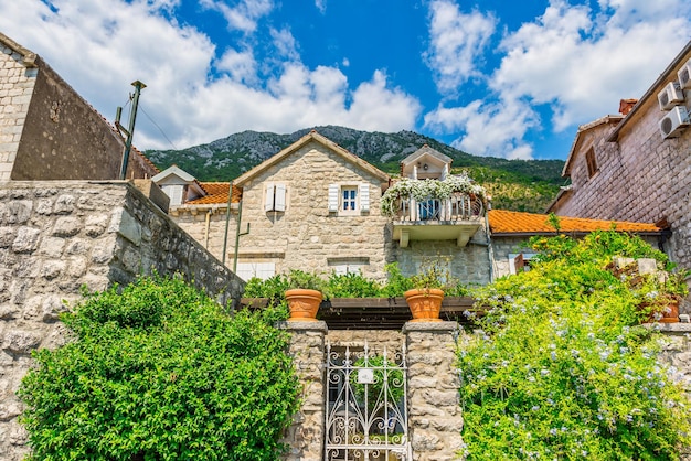 Residentie in Perast omgeven door struiken en bloemen, Montenegro