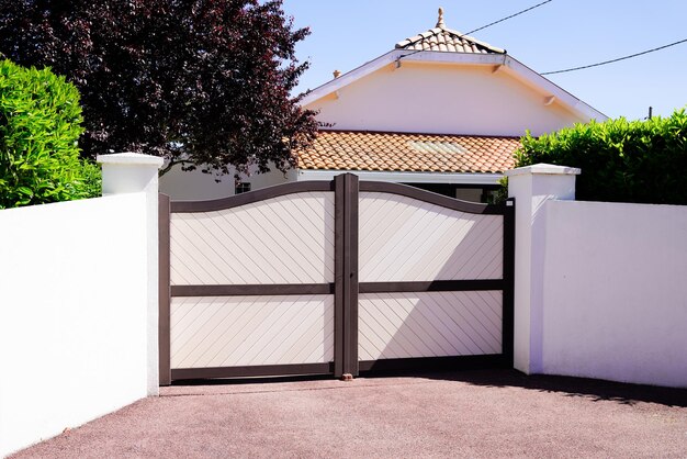 Foto residentieel bruin zandig portaal thuis voorstad metalen aluminium huispoort straatmuur