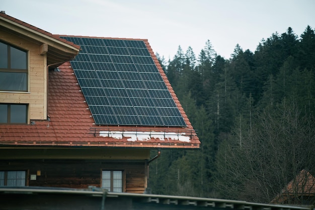 Residentieel fotovoltaïsch systeem op zonne-energie PV zet zonlicht direct om in elektriciteit Zonnecellen Mooi huis met zonnepanelen buiten Onroerend goed te huur