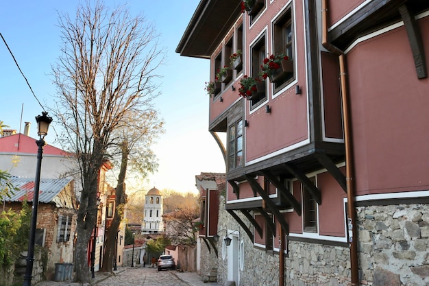 Residentiële gebouwen in de stad met een lage hoek