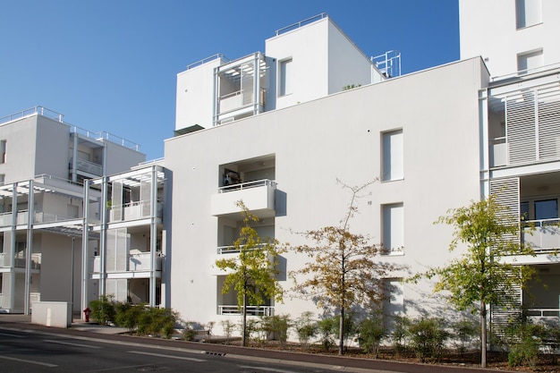 Residentiële gevel wit modern gebouw en balkon buiten op blauwe hemelachtergrond