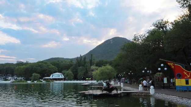 러시아 북부 코카서스의 젤레즈노보드스크(Zheleznovodsk) 시의 산책로에 있는 리조트 호수.