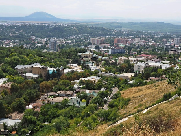 Курортный пейзаж. Вид с высоты на город Пятигорск и окружающий ландшафт