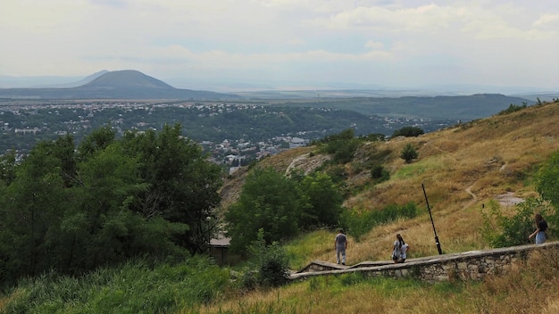 Resort landschap. Uitzicht vanaf een hoogte van de stad Pyatigorsk en het omringende landschap