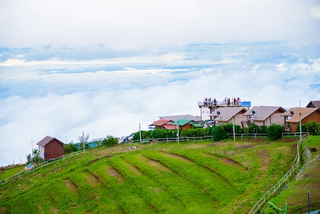 リゾート、ビューポイント、Phu Thap Boekから朝の夕日と山の上のロッジ