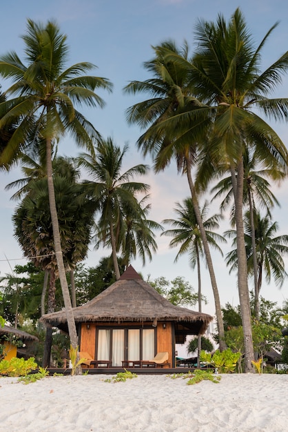Resorts op het eiland naast het strand