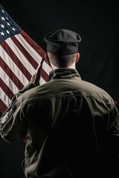 敬意と名誉 アメリカ国旗に敬意を表して敬礼する軍隊の魅力的な後ろ姿の写真