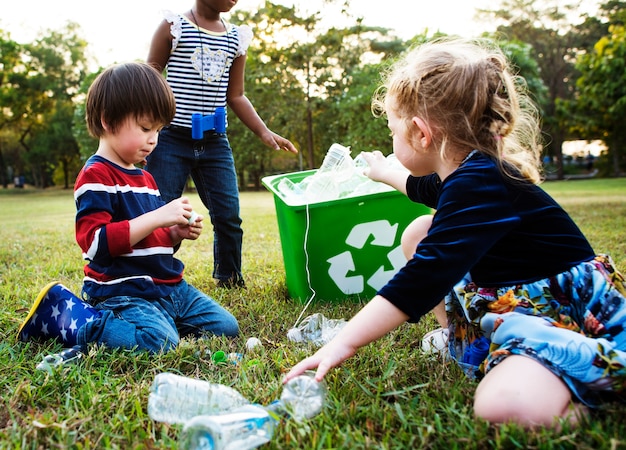 Photo responsible group of children cleaning at the park