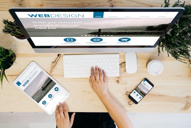 Foto dispositivi overhead responsive di web design