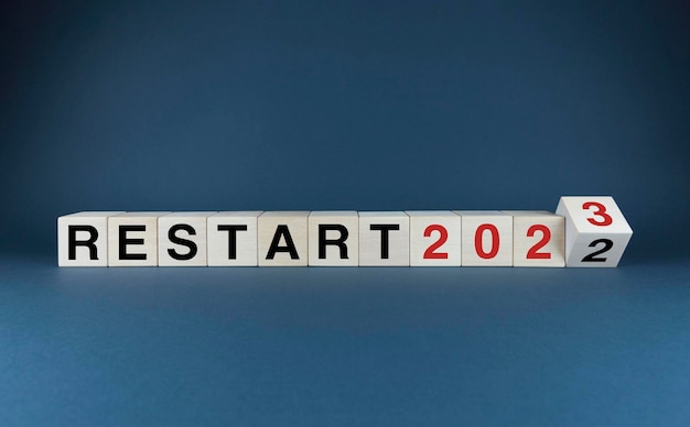 Restart 2022 2023 큐브는 Restart 2022 2023이라는 단어를 형성합니다.