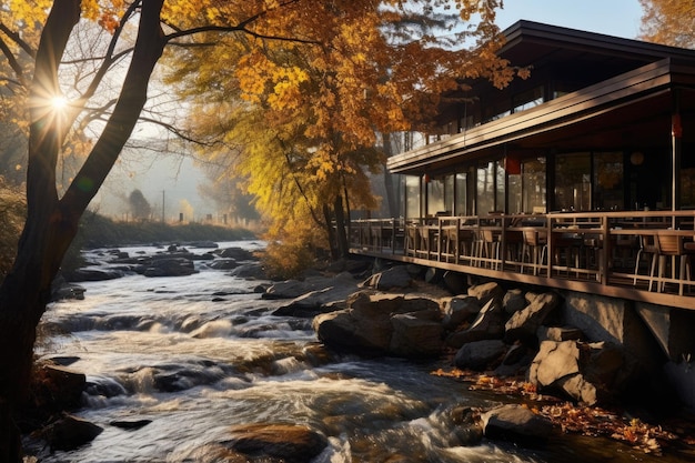 Restaurant aan de stroomende rivier met ochtendzon in de herfst
