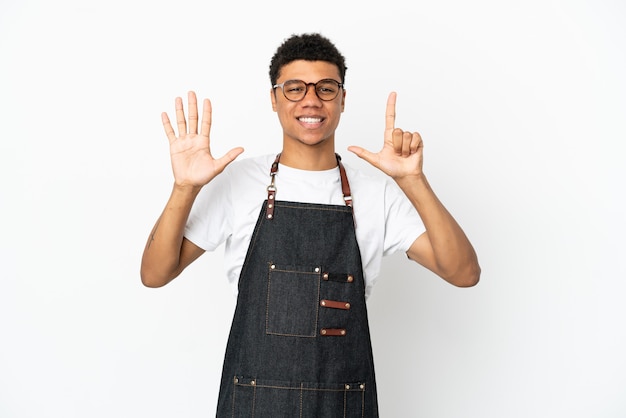 Restaurant Afro-Amerikaanse ober man geïsoleerd op een witte achtergrond tellen zeven met vingers