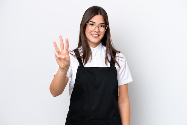 Foto ristorante donna brasiliana del cameriere isolata su sfondo bianco felice e contando tre con le dita