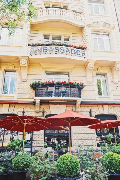 Foto ristorante sulla via del centro urbano di zurigo in svizzera