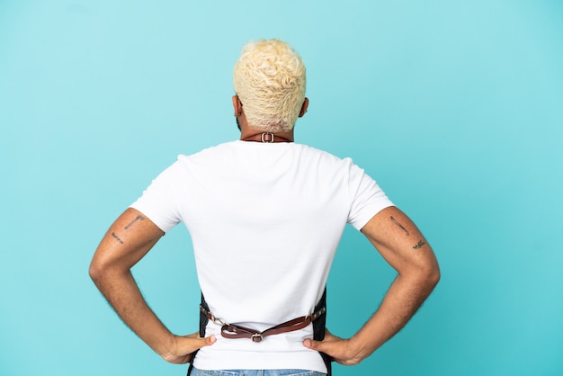 Photo restaurant colombian waiter man isolated on blue background in back position