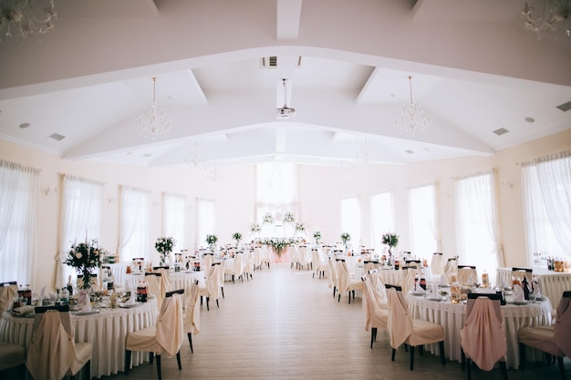 写真 結婚披露宴のためのレストランの装飾結婚式のテーブルを配置する
