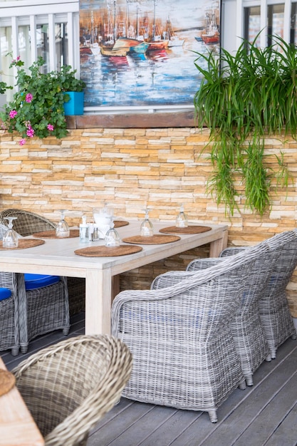 Restaurant en houten stoeltafel Schotel op de houten tafel in het luxe restaurant