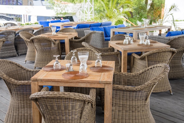 Restaurant en houten stoeltafel Schotel op de houten tafel in het luxe restaurant