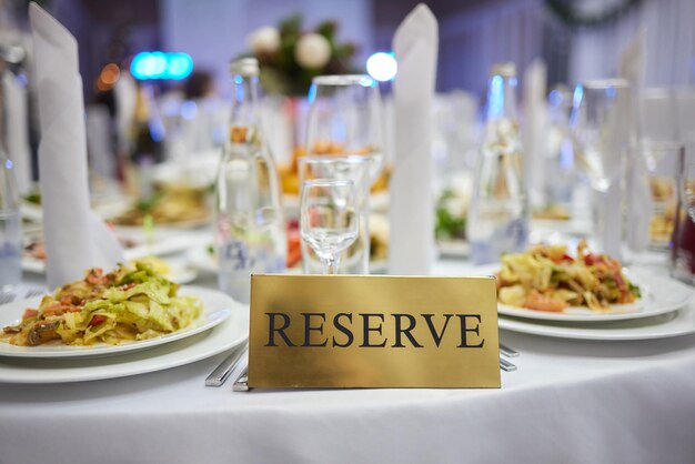 Foto restaurant gereserveerd tafelbord met couverts en wijnglazen