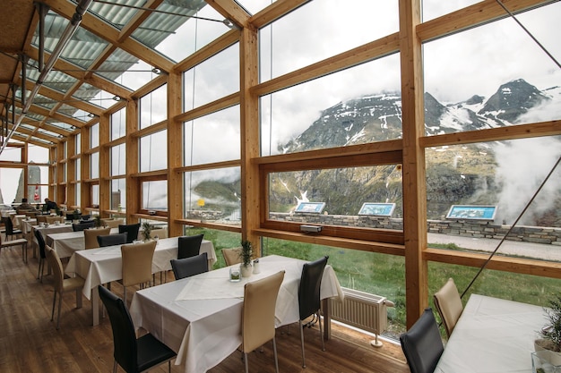 Restaurant in de bergen tegen de achtergrond van bergen en bewolkt weerxD