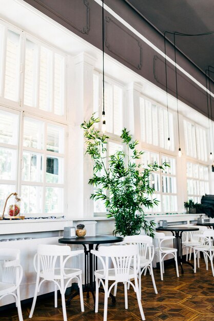 Foto restaurant in de open lucht met tafels voor een bruiloftsfeest