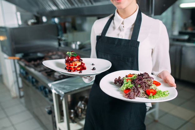 Restaurant keuken. Ober met een kant-en-klaar gerecht Foie Gras poseren in de keuken.