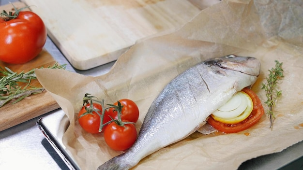 レストランのキッチンテーブルの上に野菜でいっぱいの魚