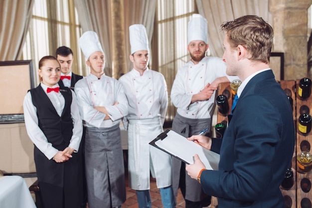 Direttore del ristorante e il suo staff in cucina.